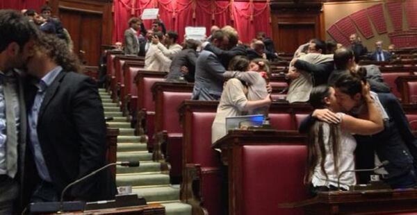 Alessandro Di Battista: “Unioni Civili? Importanti come altre venti leggi”, ecco come la pensano i 5 Stelle