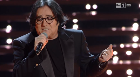 Ravanelli, supermercati e “gli Internet”: Renato Zero pontifica come una casalinga sfatta