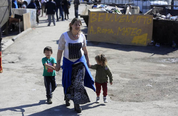 Salvini, quando il rom ti fa saltare la propaganda anti-rom tra sorrisi e applausi