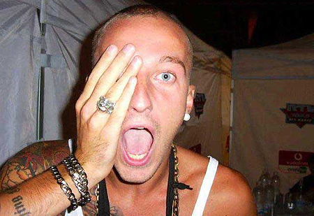 Il movimento (a)politico di Dj Francesco nato su Facebook. (a)nnamo bbene