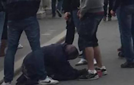 Che paese è quello che permette a tifosi stranieri di urinare sui mendicanti? Matteo Renzi batta un colpo