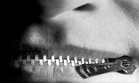 Il sobrio linguaggio dei social ricorda che il passo verso i fucili è sempre troppo breve