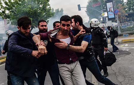 Turchia, 1° maggio alla Erdogan con morti e feriti e l’UE ci fa accordi con questo qui