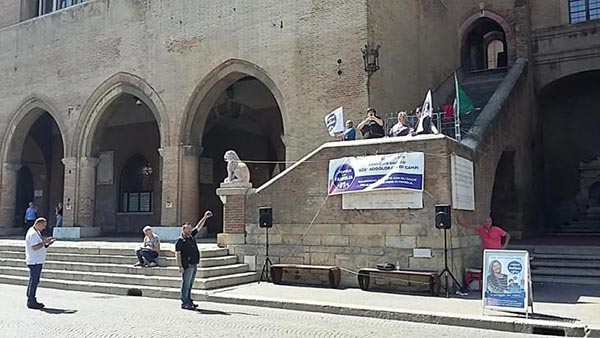 A Rimini otto persone in (quasi) adorazione dell’integralista Adinolfi