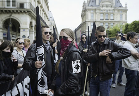 Francese, presunto militante di estrema destra, arrestato con arsenale. Preparava attentati