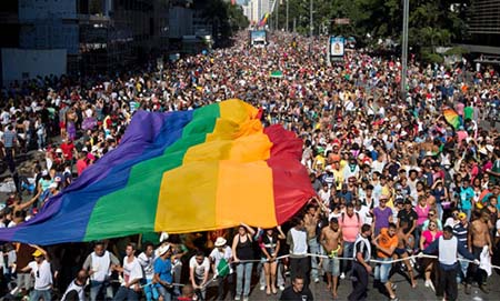 Siracusa, chiede a coppia gay di non baciarsi al bar: ne parliamo (prima leggete, poi strillate)