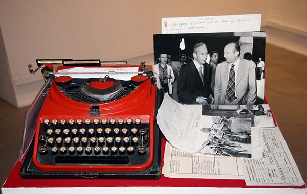 Milano, la macchina da scrivere di Camilla Cederna alla mostra di fotografie de l’Espresso