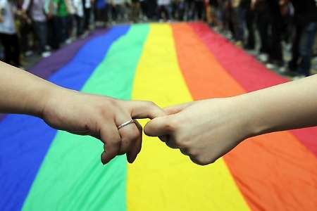 Di malati terminali e galline da associazionismo LGBT che starnazzano inutili comunicati