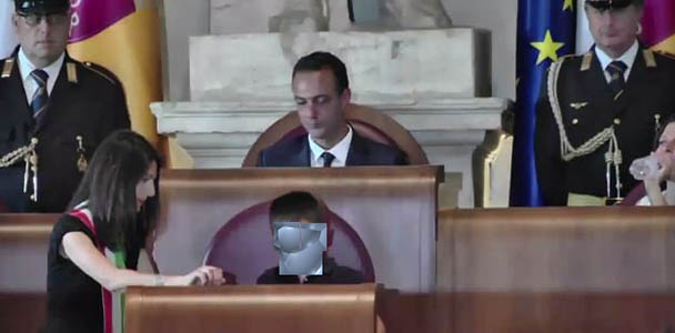 Virginia Raggi ignora il giovane morto nel Tevere, ma fa sedere il figlio sulla poltrona di Sindaco: buon segno