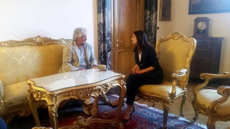 Virginia Raggi chiamata dal signore dio suo: “Così non va”