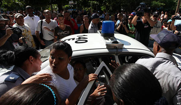 Colaboradores del Observatorio Cubano de Derechos Humanos retenidos en sus casas