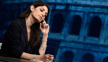 Virginia Raggi dei Miracoli si rompe un tacco e le va a pezzi la giunta