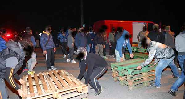 Le barricate di Goro contro dodici donne profughe: incivili buzzurri senza futuro