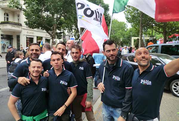 Lgbt in divisa a Lecce contro l’omofobia in ricordo del collega gay ucciso a Parigi e di tutte le vittime d’odio