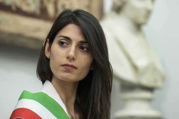 Una sedia vuota contro la violenza alle donne e 300mila euro in meno ai centri antiviolenza. Favolosa Raggi