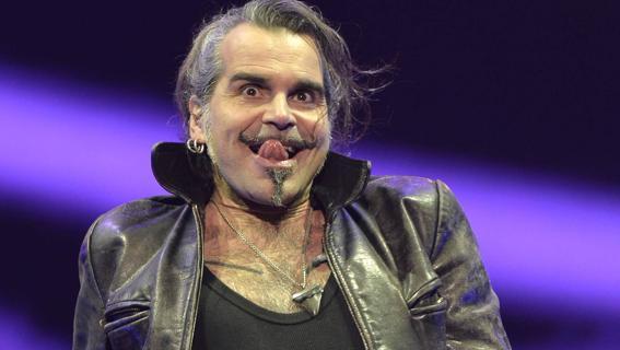 Piero Pelù scopre che le matite non sono indelebili, era uno dei grandi misteri dell’universo