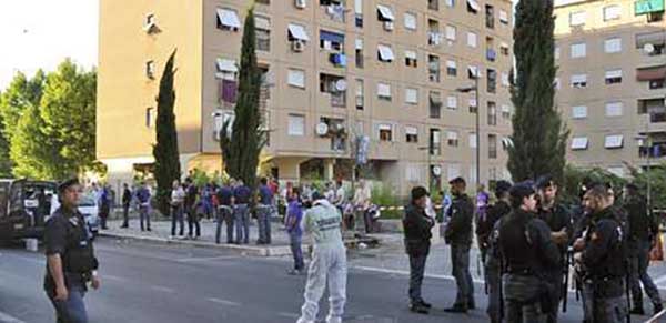 “Non vogliamo negri qui”, e gli impediscono di prendere possesso della loro casa. A Roma