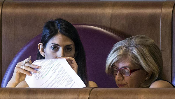 Quando la Sindachissima Raggi diceva: “Via Marra e mi dimetto!!!” e il Gran Sacerdote…