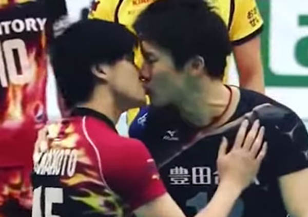 I due giocatori di pallavolo che in Giappone chiudono una lite con un bacio sulle labbra. Il video