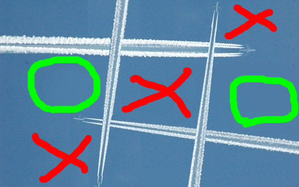 Dialogo sul bus: “Guarda, hai una ragnatela sulla manica”, “No… E’ prodotta dalle scie chimiche”…