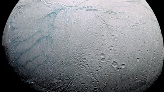 E mentre scopriamo che su una luna di Saturno c’è vita, sulla Terra giochiamo la morte: dei veri gèni