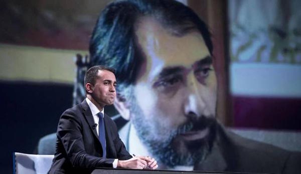 Mettiamo Raggi davanti ai buoi: “Se rinviata a giudizio non mi dimetterò”, poi Luigi Di Maio…