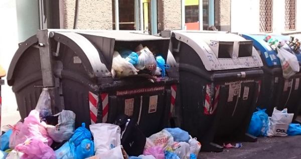 Virginia Raggi la Magnifica e la “teoria del complotto”, ma oggi son rifiuti e non frigoriferi