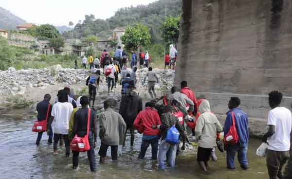 #Visioni di Mila Mercadante: alla caccia di migranti con l’aiuto di cani che non è detto che abbaino