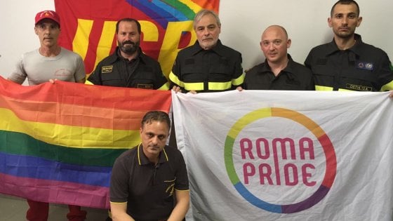 Vigile del Fuoco sospeso per avere partecipato al Roma Pride: “Divisa esposta al pubblico ludibrio”