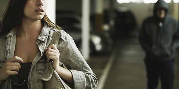 Depenalizzazione del reato di stalking, le donne non ci stanno