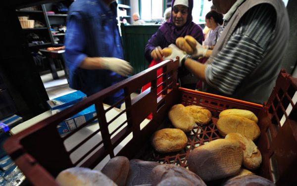 Milano, in coda per i generi alimentari riservati ai poveri che poi rivendevano al mercato nero