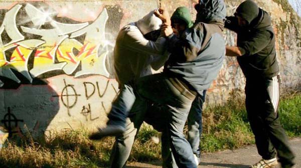 Picchiano richiedente asilo e mettono video su Facebook, due arrestati