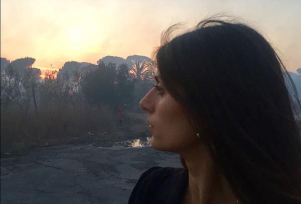 L’idea meravigliosa di Virginia Raggi per evitare gli incendi: non fotografarli