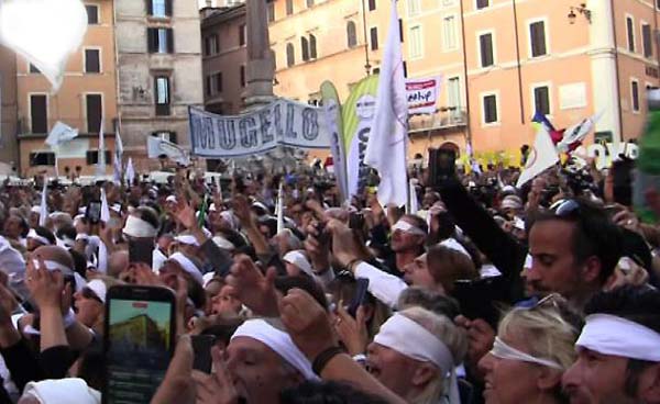 Invitano la polizia a circondare la piazza e la gente ride come se fosse innocente