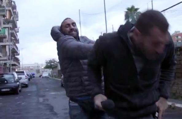 Tra la testata fascista al giornalista, i titoli di Libero e il grillino che voleva bruciare Rosato, c’è differenza?