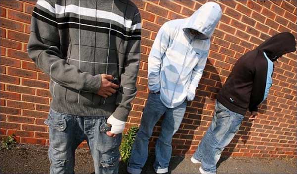 Quelli delle baby gang che massacrano i coetanei e la politica non dice “mu”