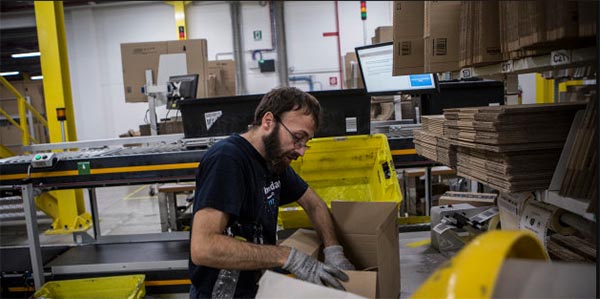 Vorremmo chiedere con leggerezza ad Amazon, a quando le catene con microchip alle caviglie…