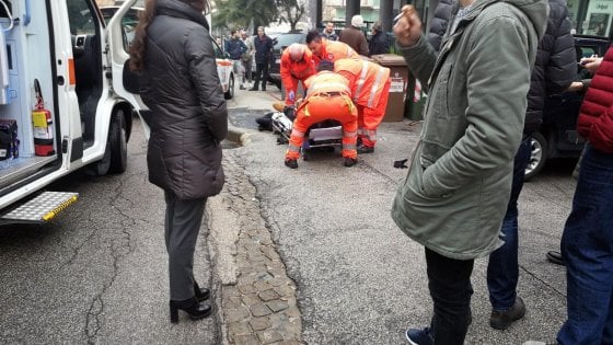 Spari da un auto a Macerata, arrestato il presunto colpevole. E’ bianco e sparava sugli africani. Prima di consegnarsi ha fatto il saluto fascista
