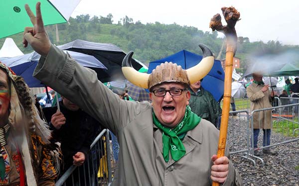 Quando Borghezio proponeva di vendere Napoli, Sicilia e Sardegna per “ridurre il deficit” e Salvini taceva