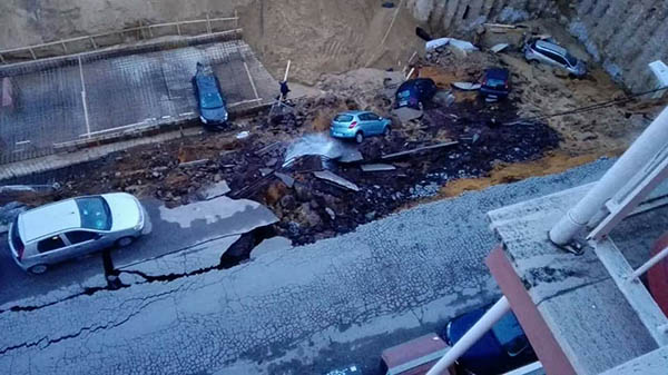 Le voragini che squarciano Roma e il burocratese della Sindaca Favolosa: “Attivato protocollo hotel solidali”