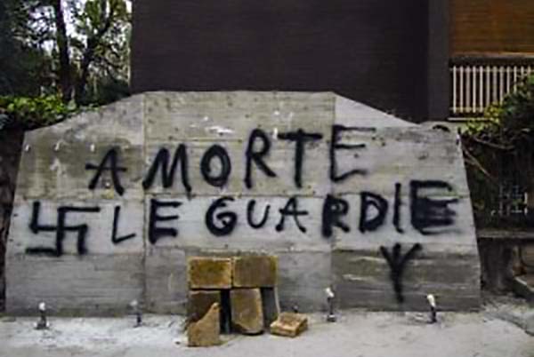 Svastica e scritte oltraggiose in via Fani: ecco l’orribile e disgustosa pasta di cui son fatti i Fascisti