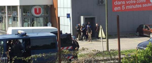 Francia, due morti e tre feriti a Trebes nell’attacco terroristico, poi il blitz che uccide il lupo solitario dell’Isis