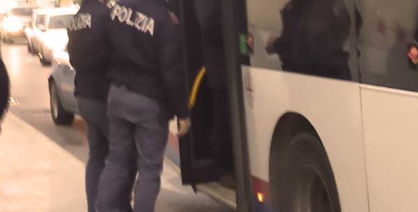 “Faccia scendere gli stranieri”: 60enne “sentinella” blocca il bus e chiede il biglietto agli immigrati. Follia