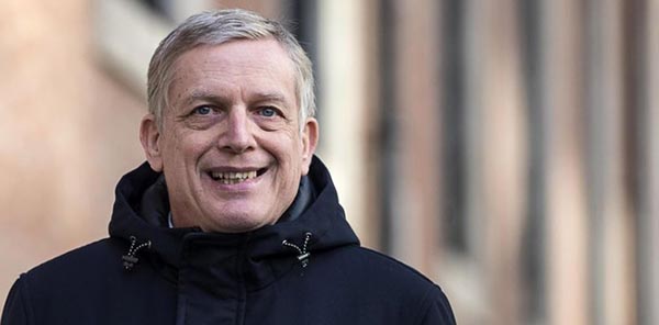 E lasciare il PD ai professionisti della poltrona e delle frasi vuote come Gianni Cuperlo?