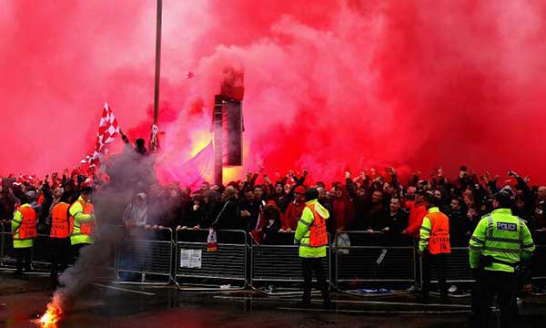 Animali feroci travestiti da tifosi
