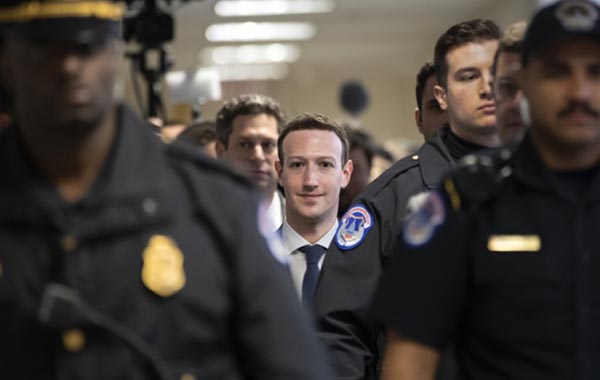 Il tour apologetico del magnate che, da 14 anni, difende l’indifendibile