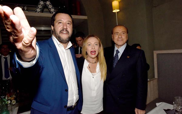 Le destre perpetuano l’antica costumanza di aizzare i cani….