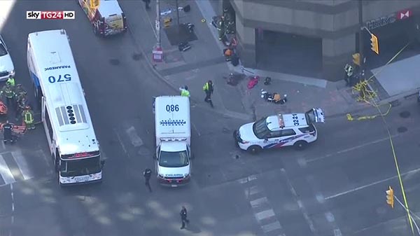 Toronto, furgone sul marciapiede contro la folla fa dieci morti. Arrestato l’autista