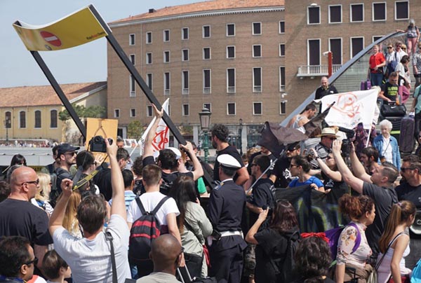 Venezia, centri social rimuovono uno dei tornelli per regolamentare l’afflusso di turisti