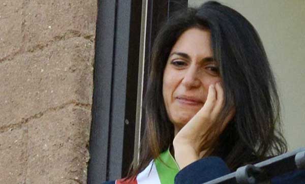 Vietato sedersi sugli scranni che già ospitarono le Sacre Terga del M5S nel 2013: Virginia Raggi fa prove tecniche di dittatura